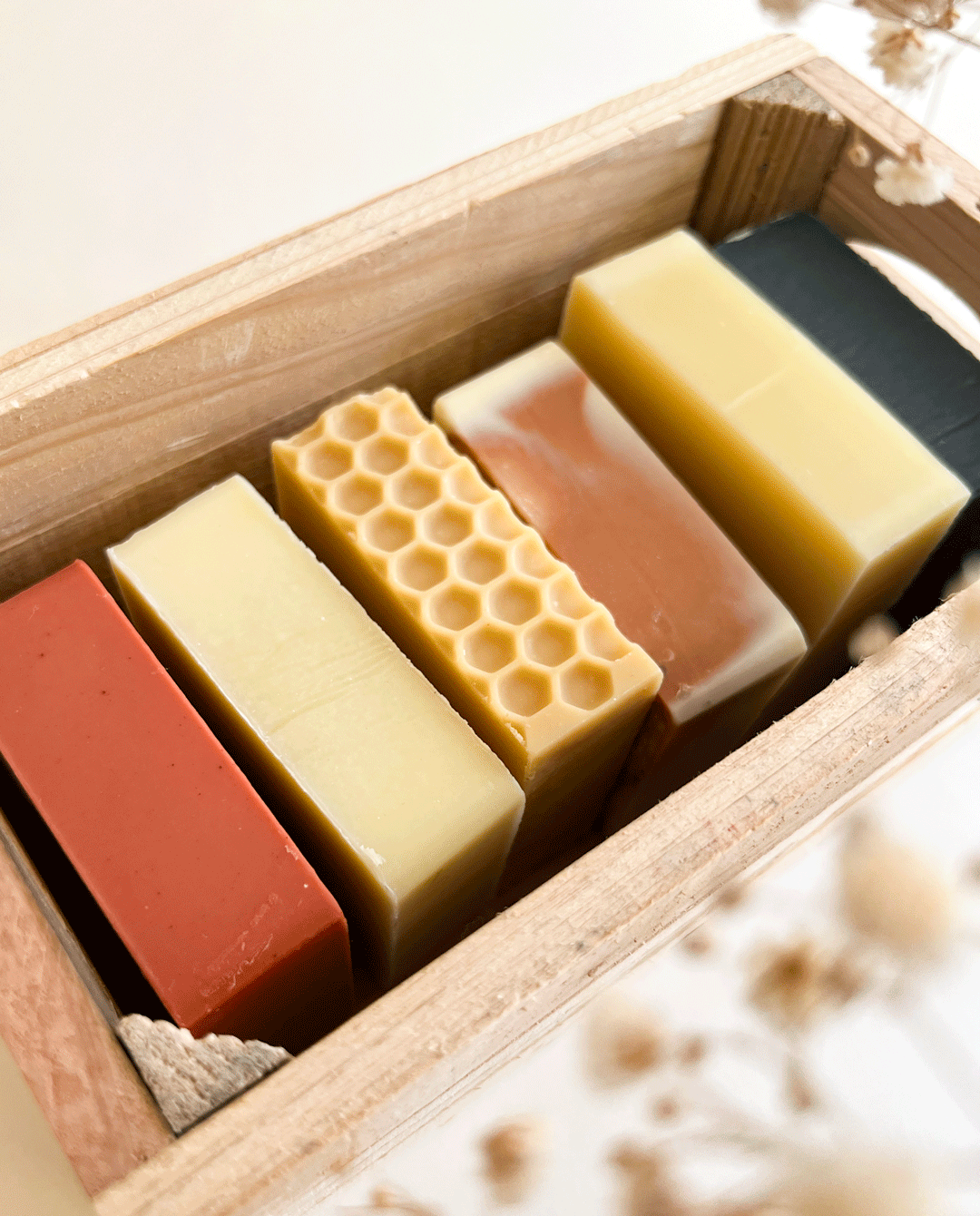 Caisse contenant des savons artisanaux, Kawan Kosmetic